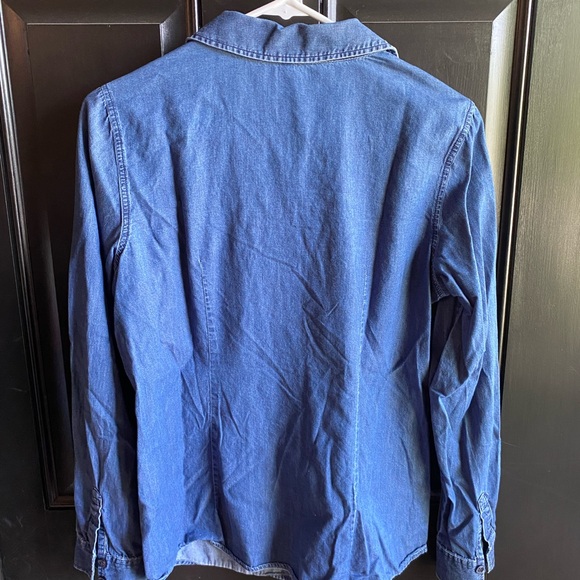 The Limited women’s chambray shirt. Size medium. Excellent condition. - Picture 3 of 3